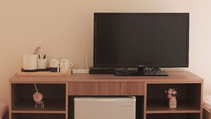 Standard Quadruple Room, Multiple Beds, Non Smoking (Foreigner Only) | 電視