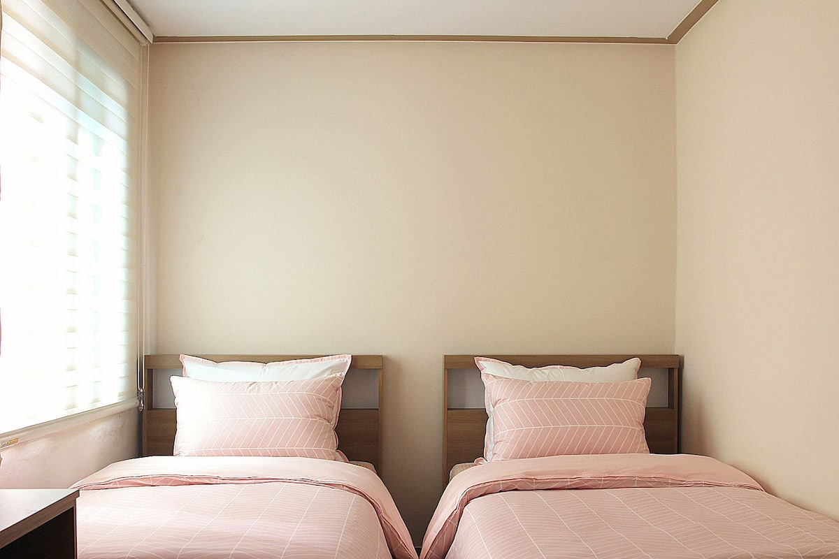 Standard Quadruple Room, Multiple Beds, Non Smoking (Foreigner Only) | 免费 WiFi