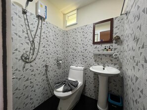 A bathroom with a toilet, bidet, and sink. - At Thara Aonang (Krabi)