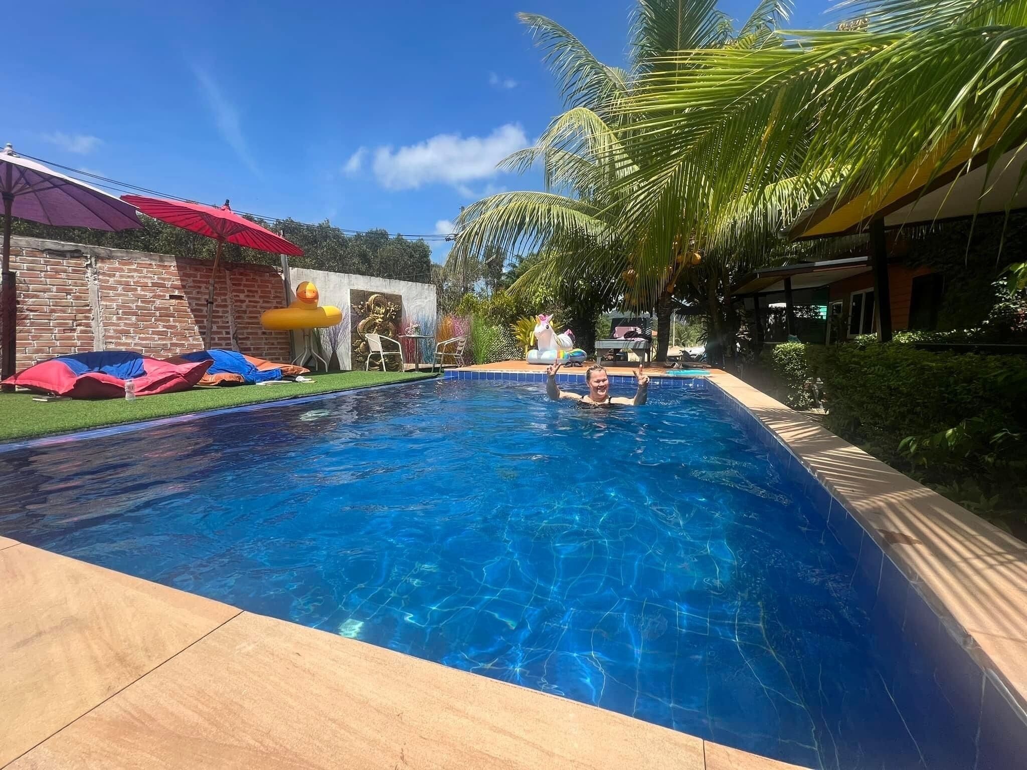 32-inch Smart TV with digital channels, TV