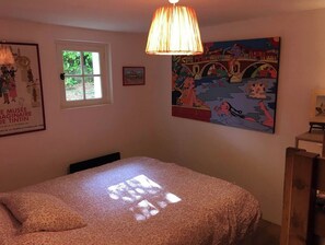 1 slaapkamer, een strijkplank/strijkijzer, gratis wifi, beddengoed