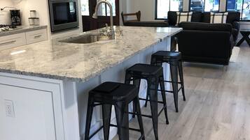 Microondas, lavavajillas, cafetera y tetera y utensilios de cocina