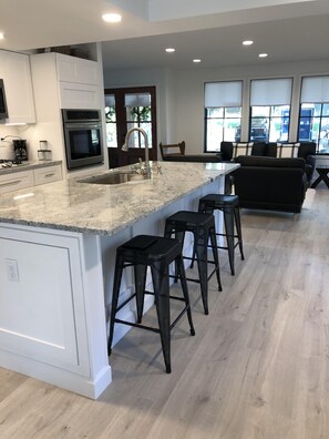 Een magnetron, een vaatwasser, een koffiezetapparaat/waterkoker