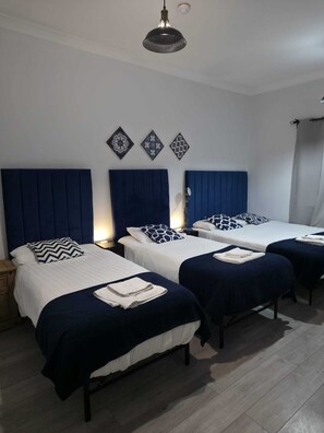 Comfort Quadruple Room | Desk, blackout drapes, iron/ironing board, free WiFi - Golders Park Hotel (London)