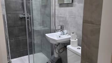 Dusche, kostenlose Toilettenartikel, Haartrockner, Handtücher
