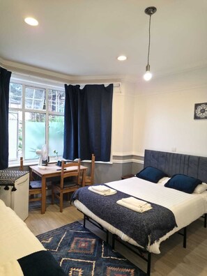 書桌、遮光布/窗簾、熨斗/熨衣板、免費無線上網