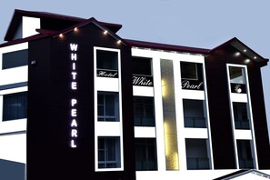 Front of property - evening/night - Hotel White Pearl (Shimla)