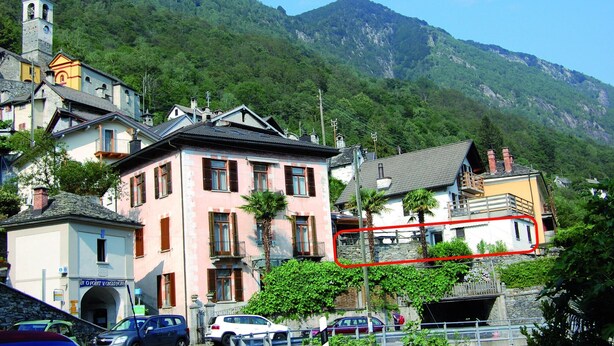 Un bâtiment à la façade rose, doté d’un clocher et d’une enseigne sur laquelle on peut lire : « IN O POINT VONCONSERVANZE ».
