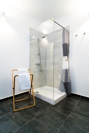 Deluxe Suite, Hot Tub, Garden View | Bathroom | Shower, hair dryer, towels