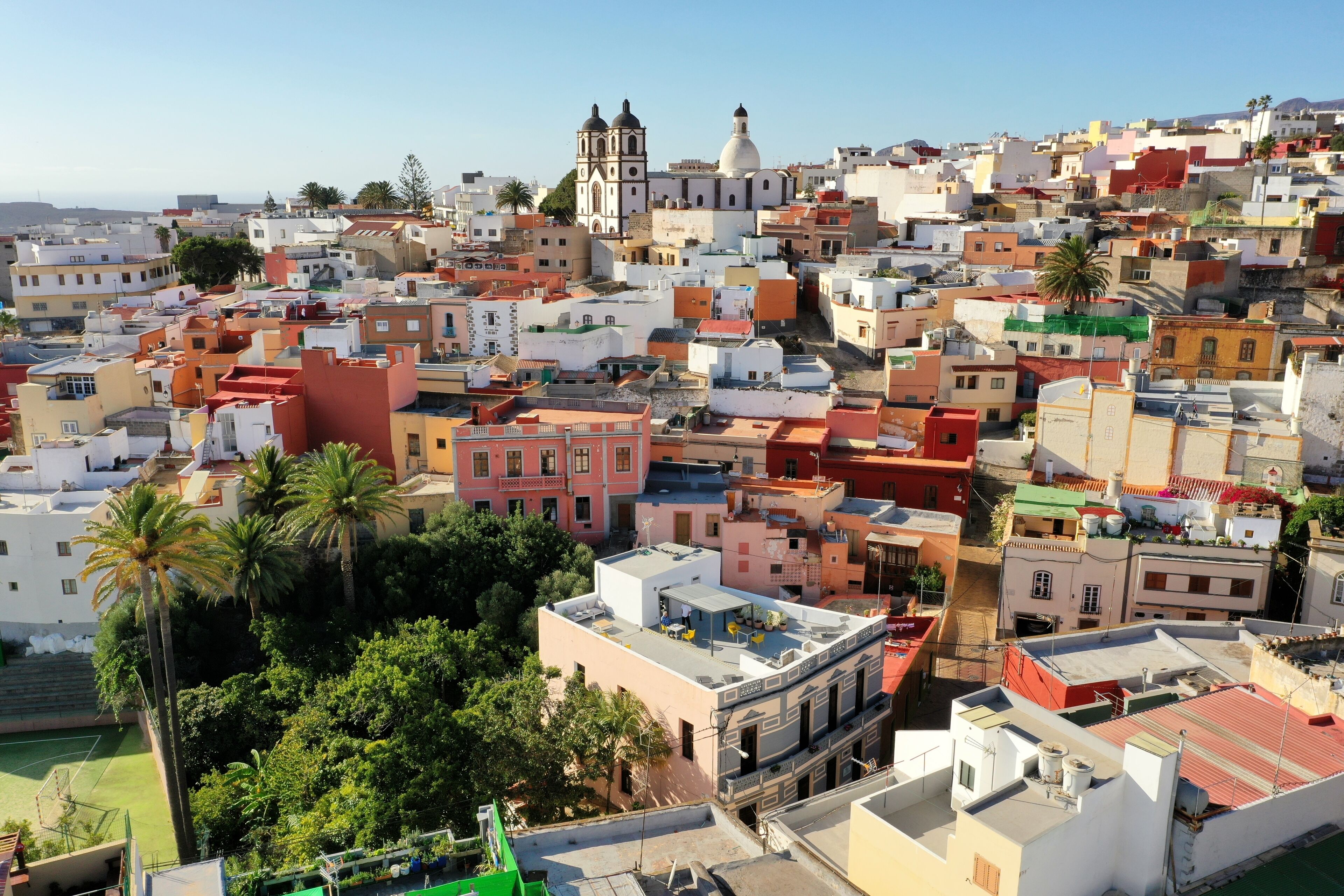 Un área urbana densamente poblada con una iglesia destacada y edificios residenciales.