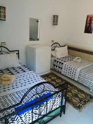 Twin kamer, uitzicht op zwembad | Hypoallergeen beddengoed, bedden met traagschuimmatrassen, een minibar