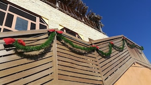 Un edificio con techo inclinado y fachada de madera.