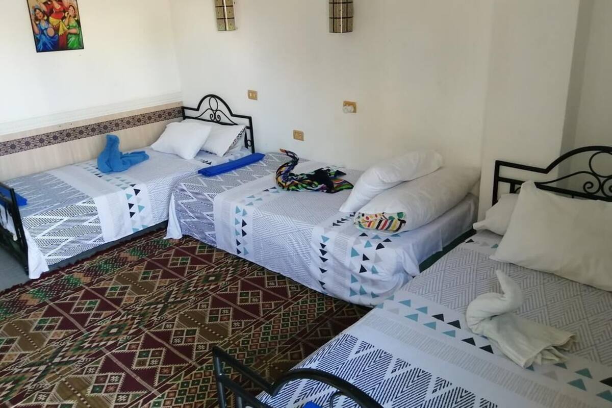 Kamar Triple, pemandangan kolam renang | Seprai antialergi, busa memori, minibar, dan tirai kedap cahaya
