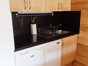 Kühlschrank, Mikrowelle, Herdplatte, Geschirrspüler