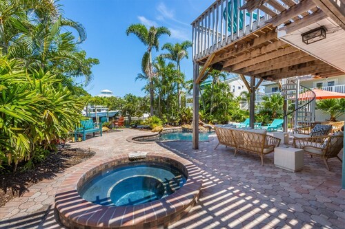 Island Oasis: Ground level canal front pool home