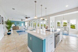 冷蔵庫、電子レンジ、オーブン、コンロ