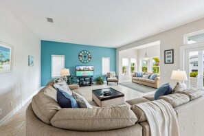 Televisio, DVD-soitin, kirjoja, musiikkikirjasto