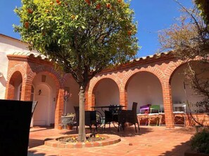 Outdoor dining - Andalusian Hideaway in Collioure: Private Parking, Wi-Fi & 2-min Walk to Beach (Collioure)