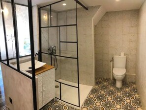 Bathtub, toilet paper