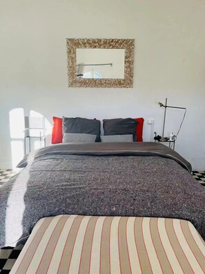 2 bedrooms, free WiFi - Andalusian Hideaway in Collioure: Private Parking, Wi-Fi & 2-min Walk to Beach (Collioure)