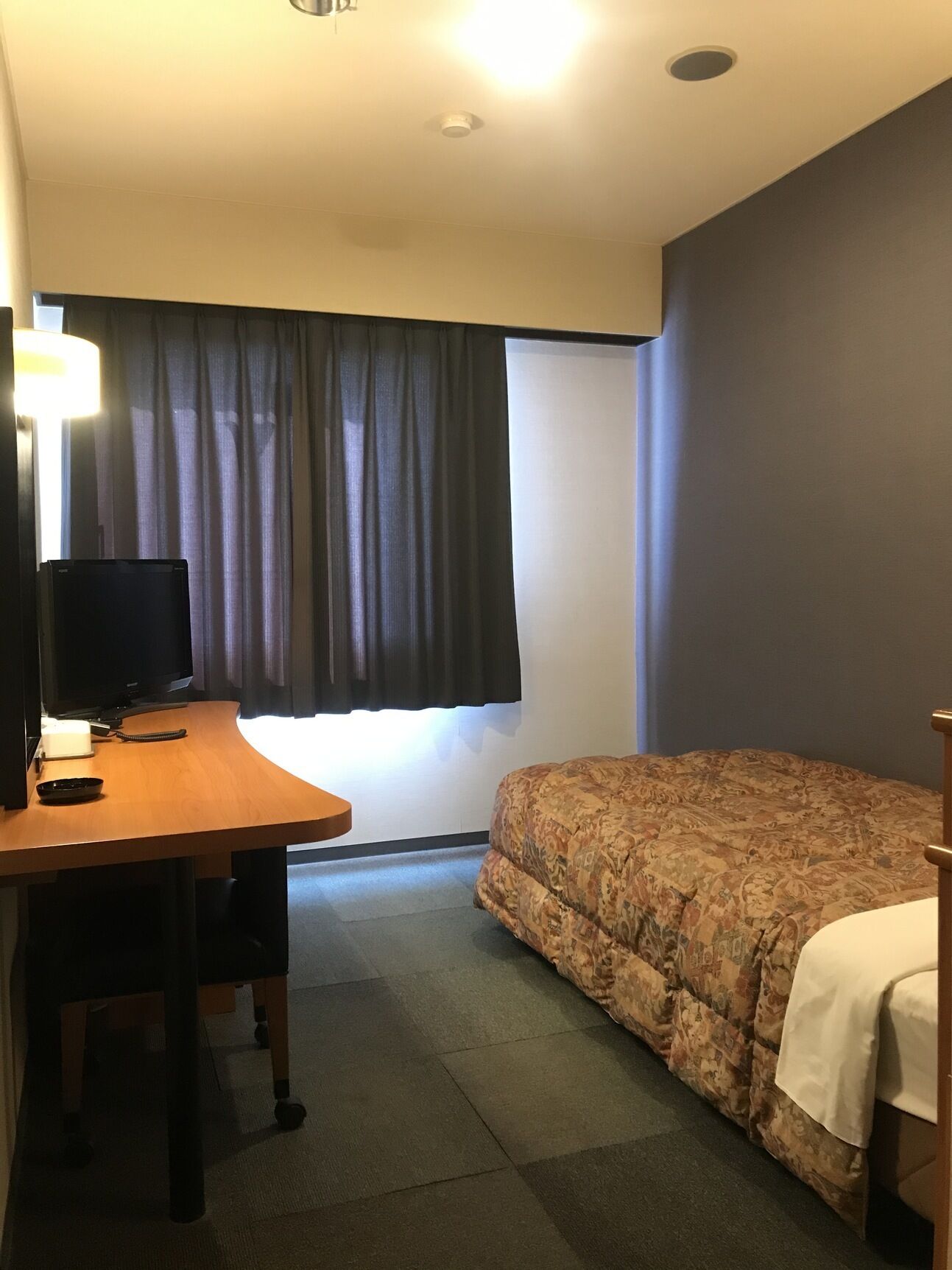 Escritorio, cortinas opacas, wifi gratis