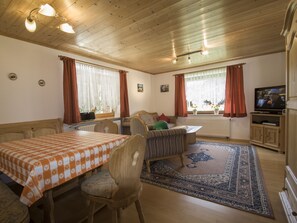 Appartement, terras (2) | Woonruimte | Een 80-cm flatscreentelevisie met satellietzenders en televisie