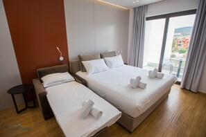 Quarto triplo luxo | Escrivaninha, quartos à prova de som, berços grátis, Wi-Fi de cortesia