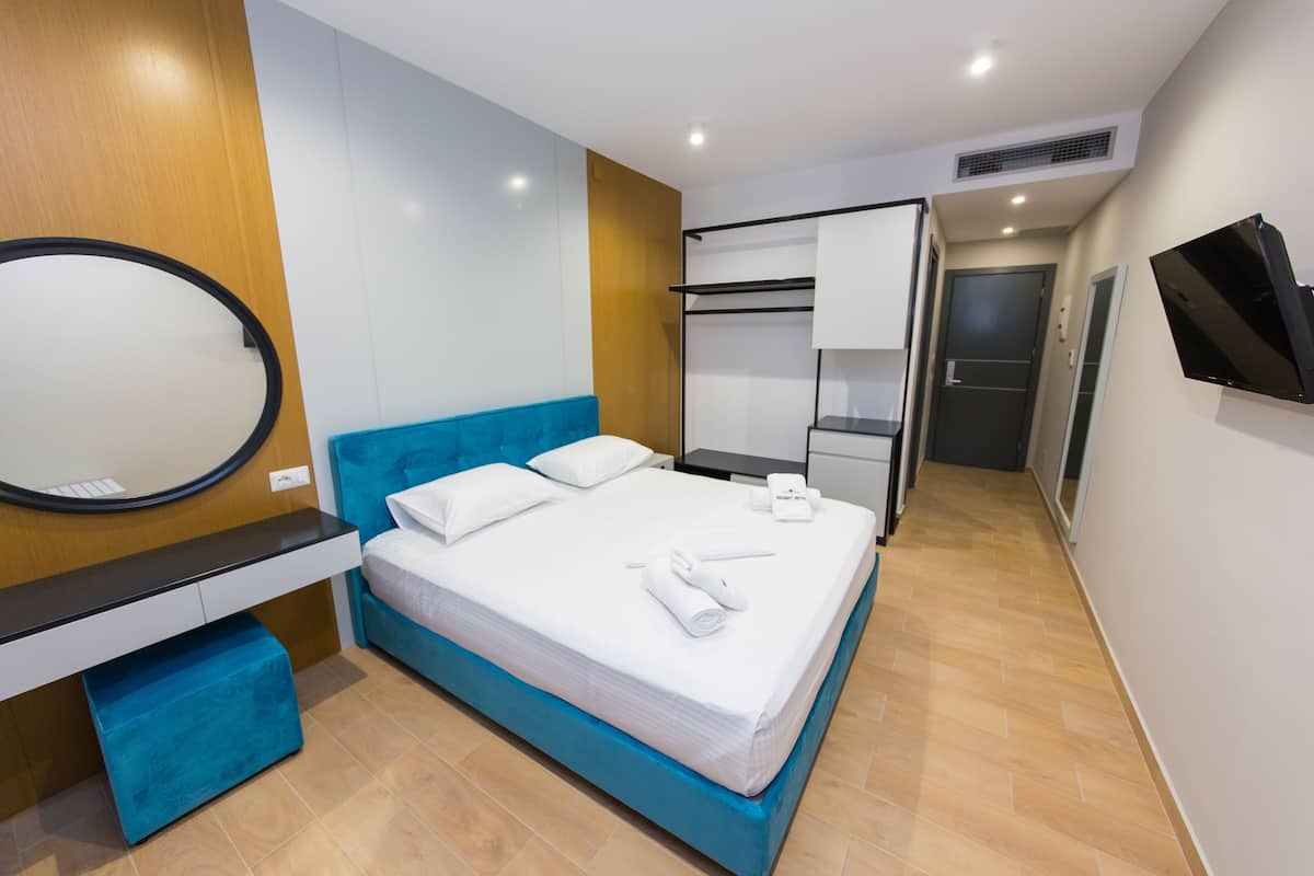 Deluxe kamer, 1 twee- of 2 eenpersoonsbedden | 1 slaapkamer, een bureau, geluiddichte muren, gratis babybedden