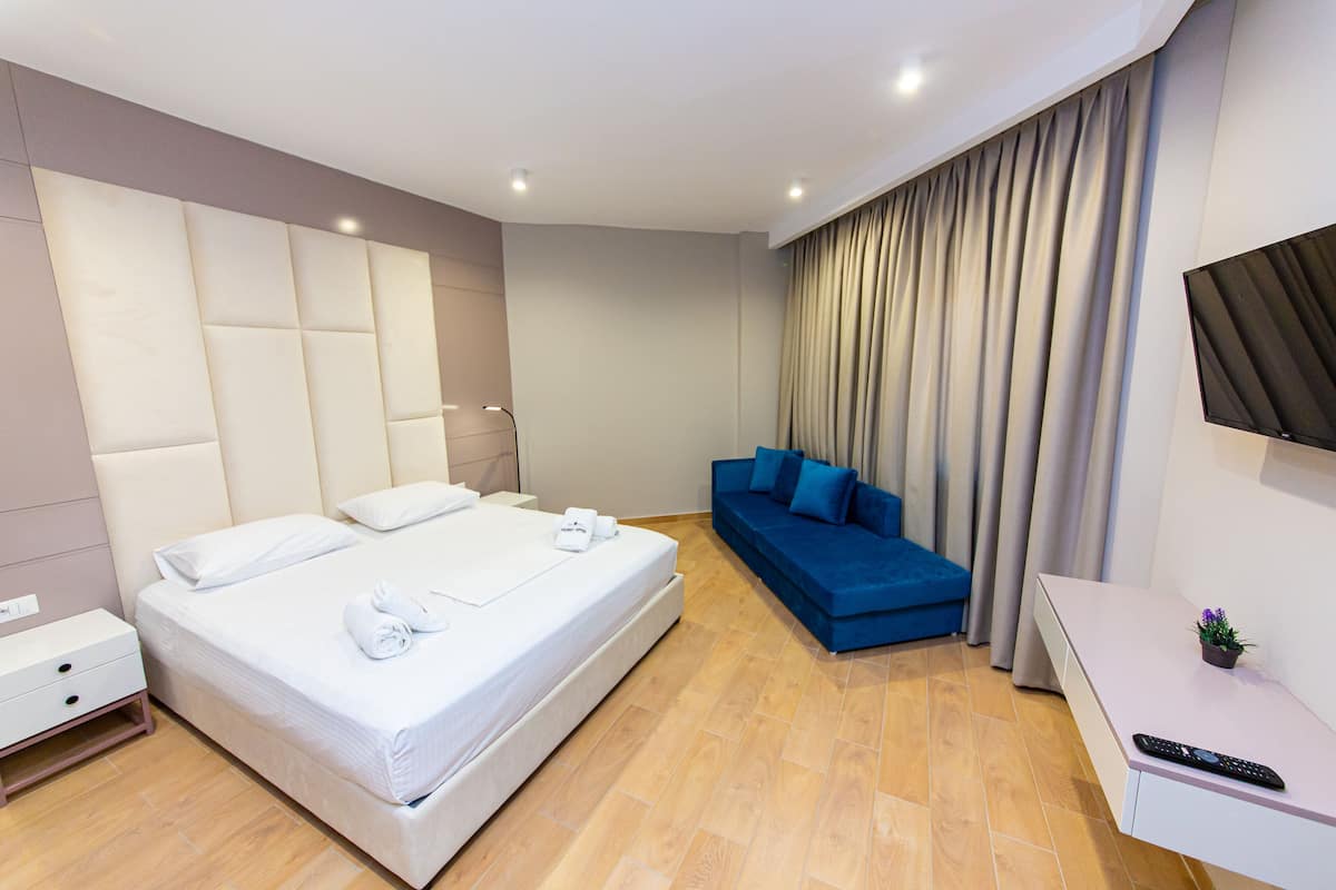 Deluxe driepersoonskamer | 1 slaapkamer, een bureau, geluiddichte muren, gratis babybedden