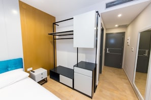 Phòng đôi hoặc 2 giường đơn Deluxe | 1 phòng ngủ, bàn, phòng cách âm