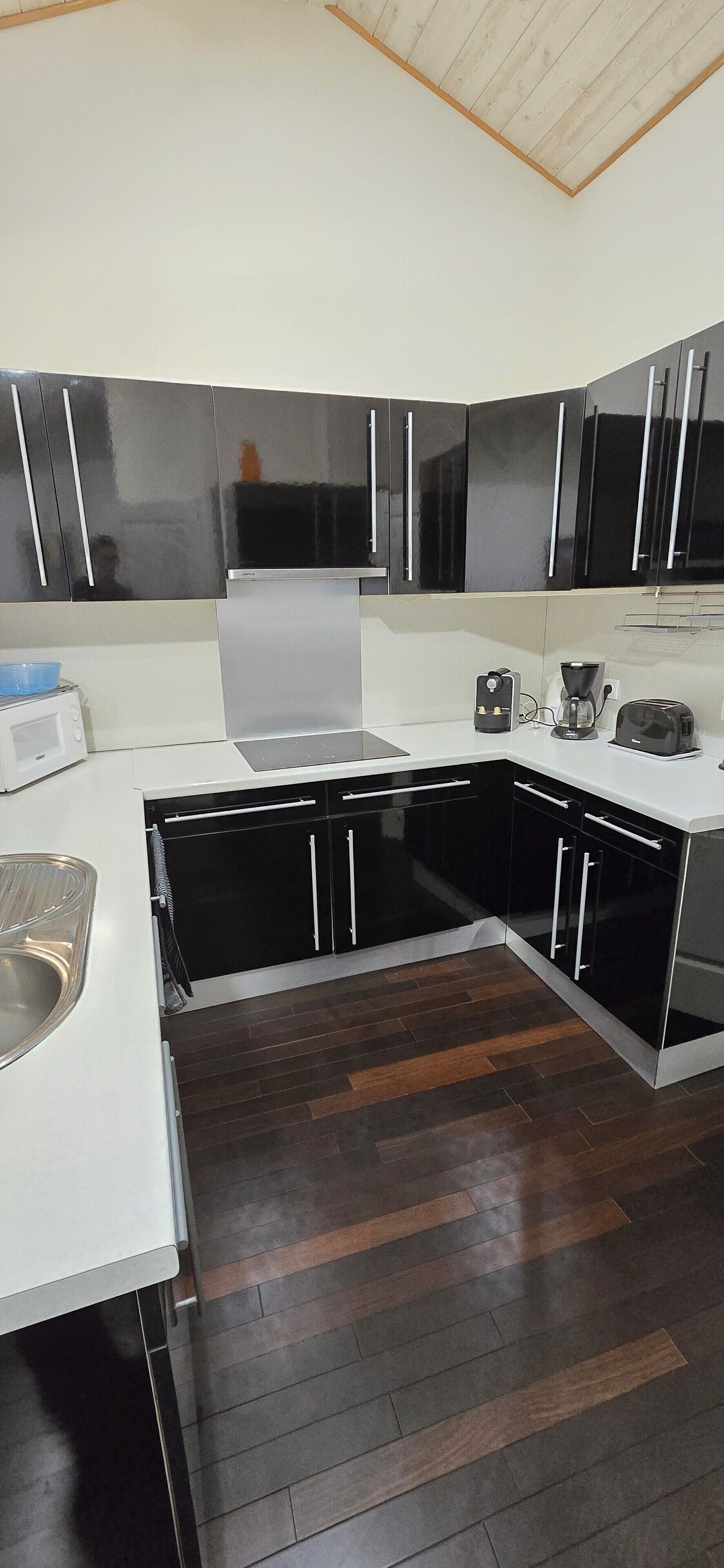 Coffee/tea maker, fridge, microwave, oven