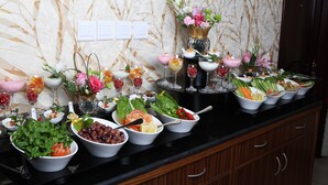 Una mesa de buffet con diferentes comidas y bebidas.