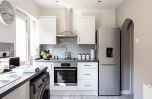 冰箱、微波炉、烤箱、炉灶