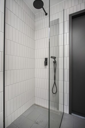 Douche, sèche-cheveux, serviettes fournies, savon