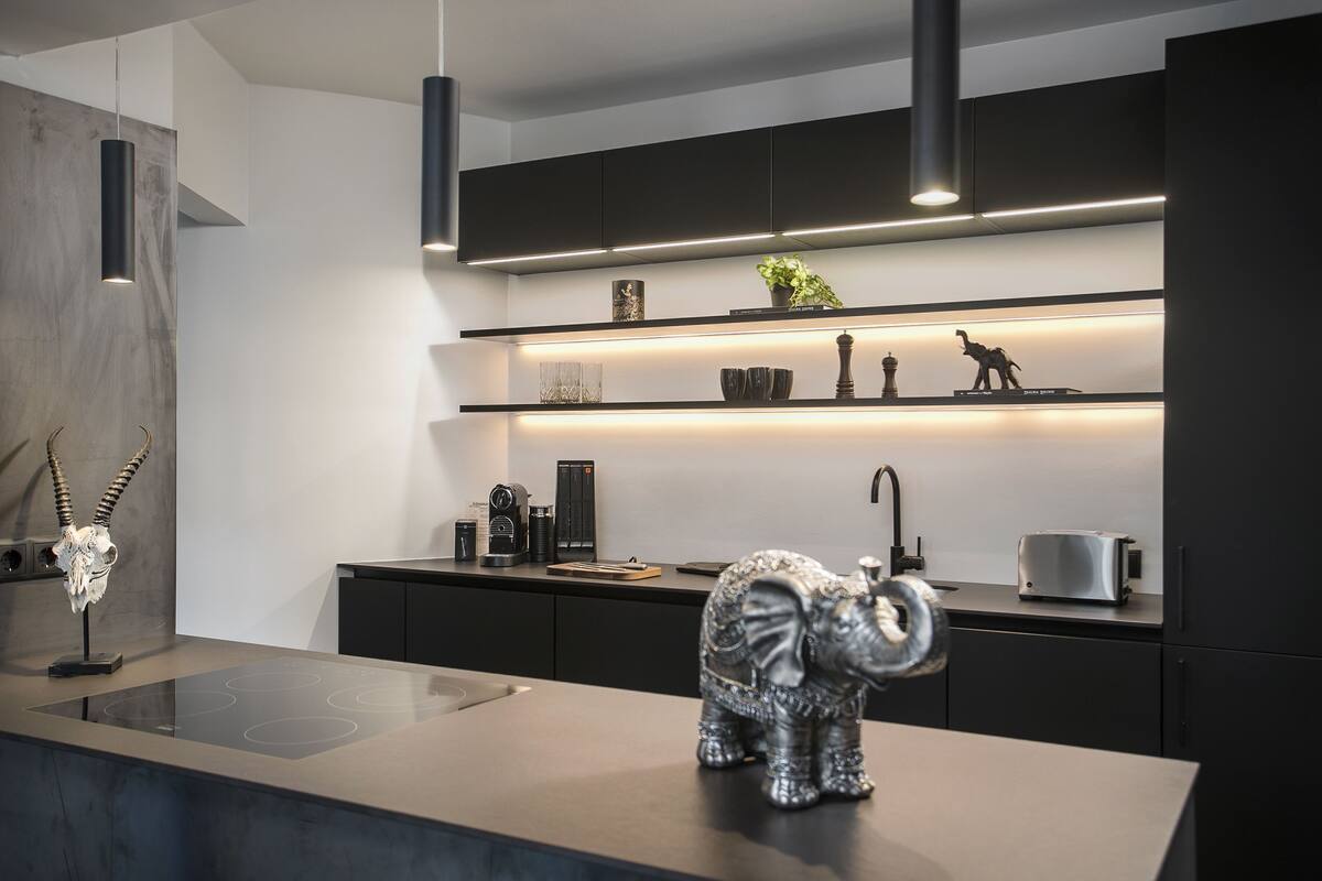 Cafetera y tetera, refrigerador, horno y parrilla de estufa