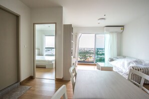 2 عدّة غرف نوم وملاءات أسرّة