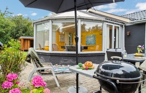 Outdoor dining - Awesome home in Ebeltoft with WiFi (Ebeltoft)