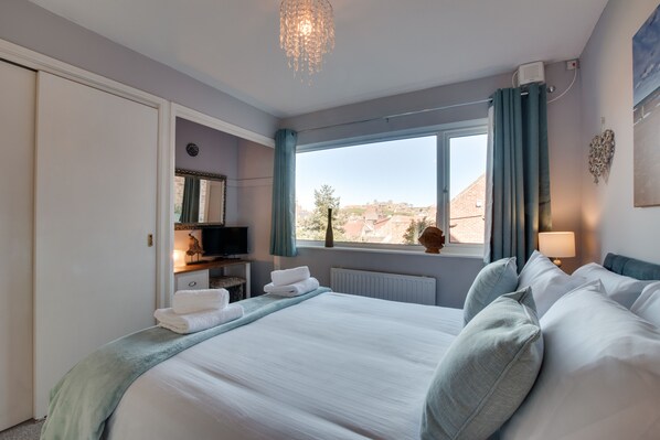 2 Schlafzimmer, Schreibtisch, Bügeleisen/Bügelbrett, Reisekinderbett
