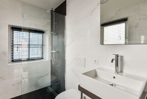 Douche, sèche-cheveux, serviettes fournies