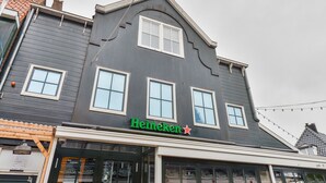Een gebouw met een bord waarop 