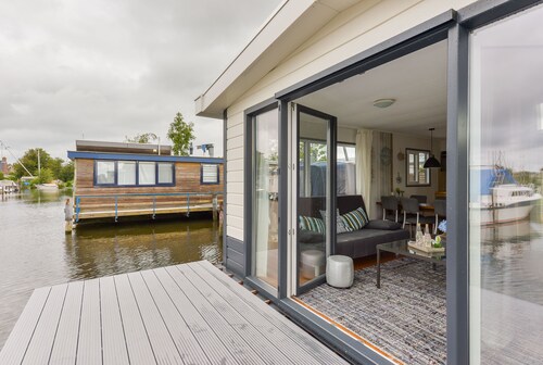 Bright and Comfortable Houseboat