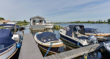 Bright and Comfortable Houseboat