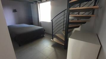 3 chambres, bureau, fer et planche Ă repasser, lit parapluie