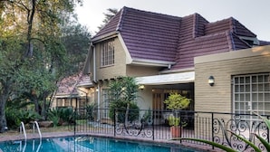 Outdoor pool - Six Sandton (Sandton)