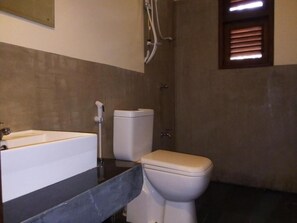 Shower, free toiletries, towels - Lake Bliss (Dambulla)