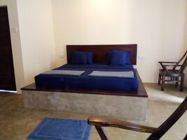 Shower, free toiletries, towels