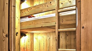A bunk bed room with wooden walls and a ladder. - Homerez - Apt. Mountain View - Les Deux Alpes (Les Deux Alpes)