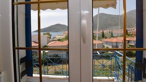 Una habitación con vistas a un paisaje montañoso y un cuerpo de agua.