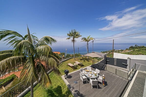 Outdoor dining - Vila Papagaio Verde, villa with sea view. (Funchal)