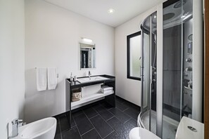 Shower, free toiletries, hair dryer, towels - Vila Papagaio Verde, villa with sea view. (Funchal)
